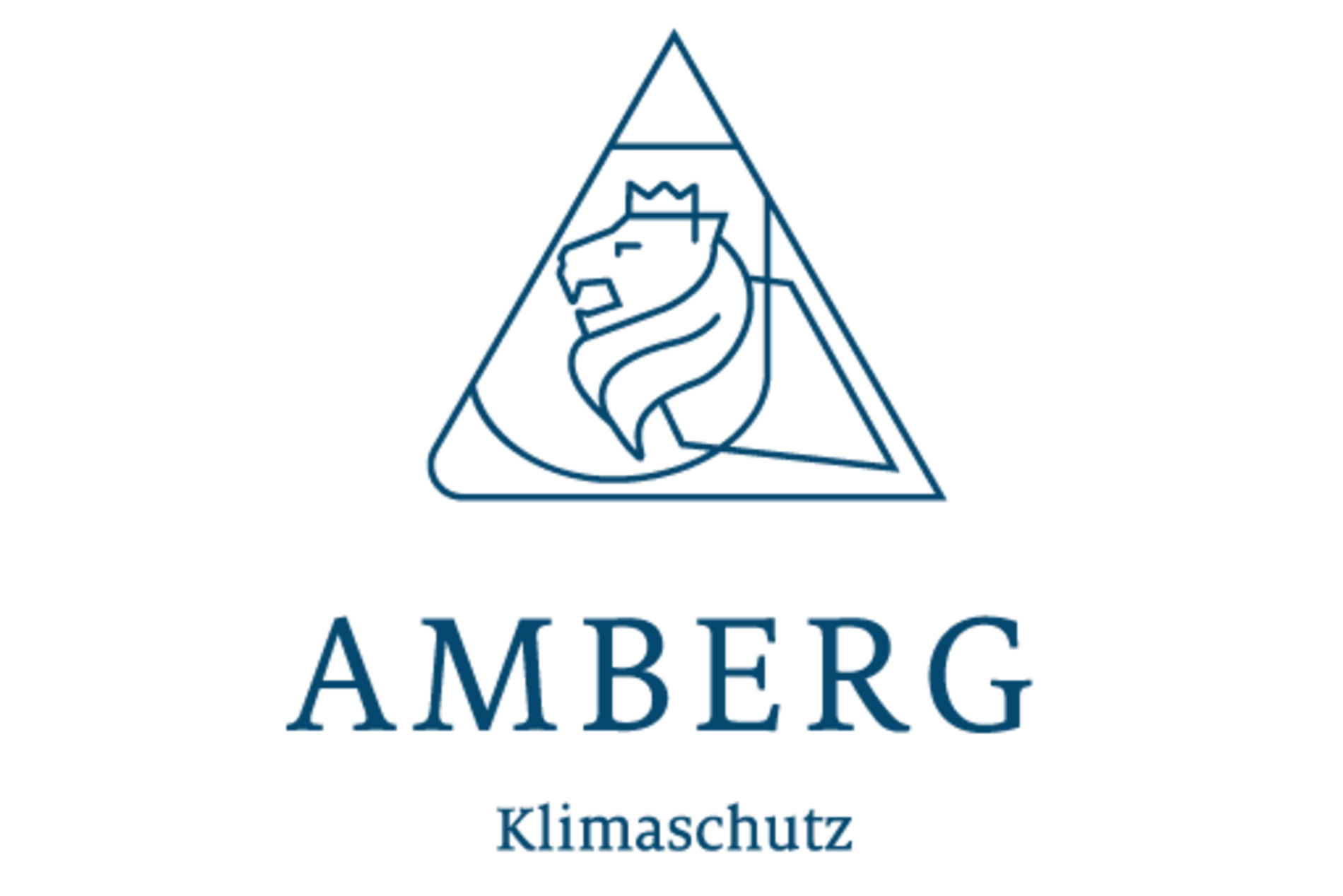 Das Bild zeigt das Amberger Stadtlogo Klimaschutz mit einem Löwen, einer Raute und einem Wappenschild in einem Dreieck mit einer abgerundeten Ecke.