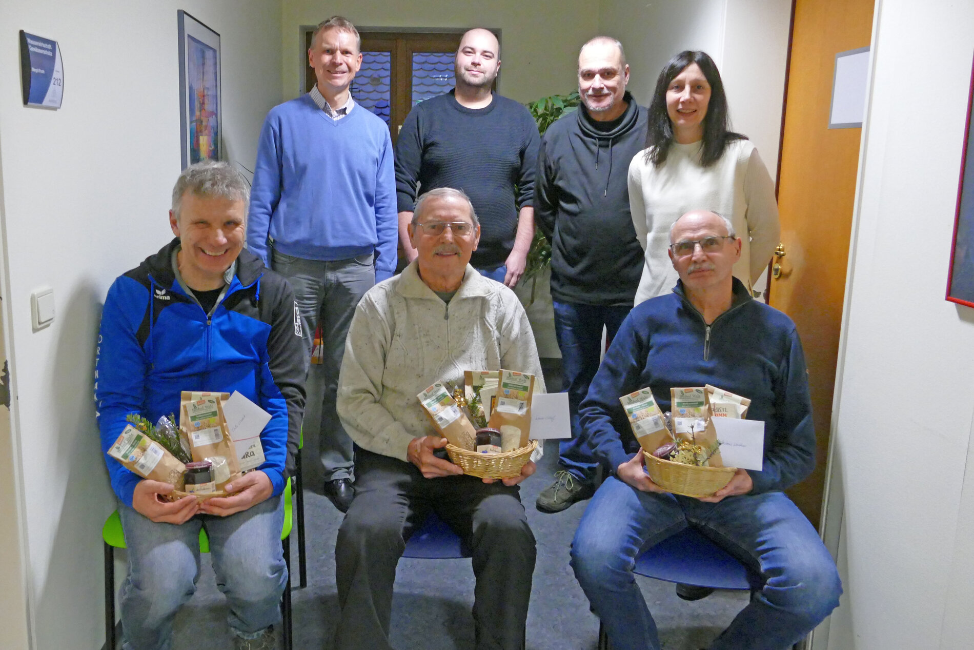 Das Bild zeigt die Naturschutzwächter Thilo Wiesent, Werner Scharf, Andreas Werthner mit den Mitarbeiterinnen und Mitarbeitern der Unteren Naturschutzbehörde der Stadt Amberg.