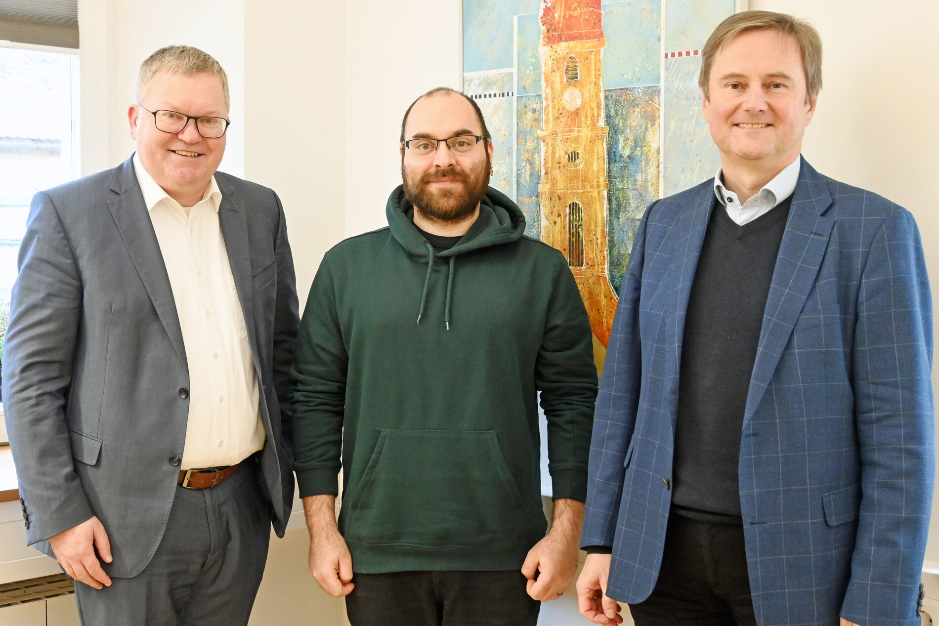 Das Foto zeigt den neuen Klimaschutzmanager der Stadt Amberg Christoph Dereser mit Oberbürgermeister Michael Cerny und den Leiter des Referates für Recht, Umwelt und Personal Dr. Bernhard Mitko