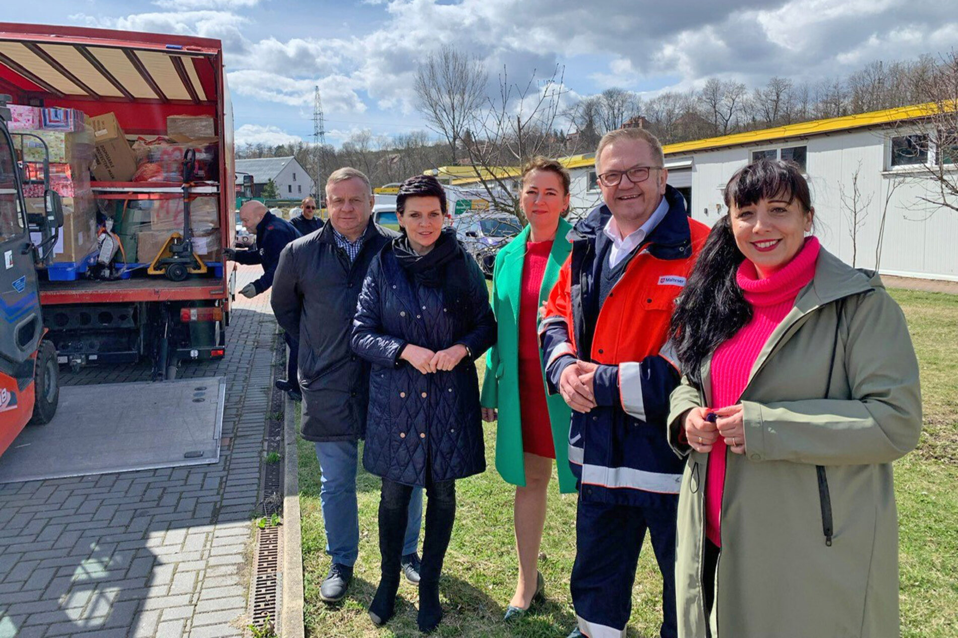 Hilfslieferung_Klodzka_Begruessung_vor_FFW-Fahrzeug_Foto_Martin_Preuss.jpg