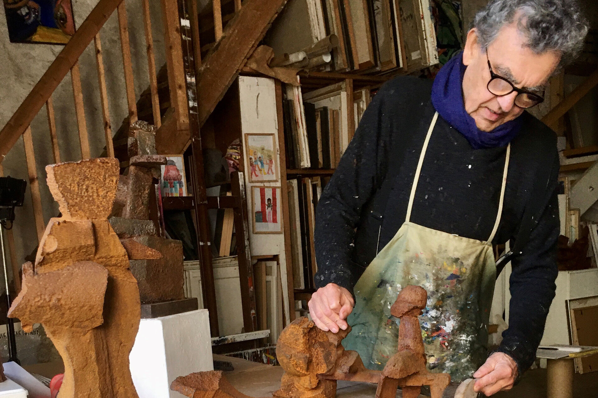 Das Bild zeigt den Künstler Heiko Herrmann in seinem Atelier