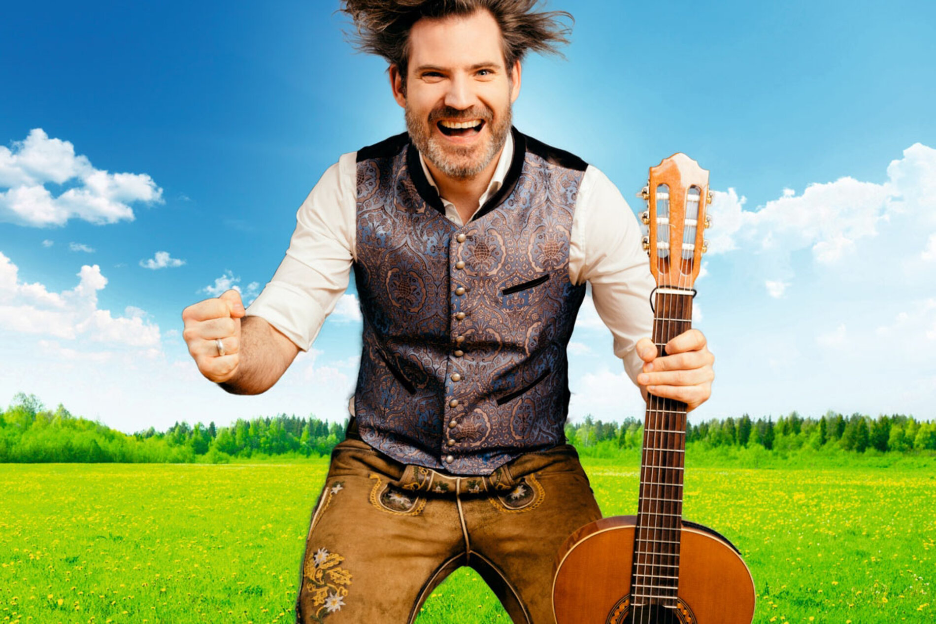 Auf dem Bild sieht man den Kabarettisten Vogelmayer mit einer Gitarre.