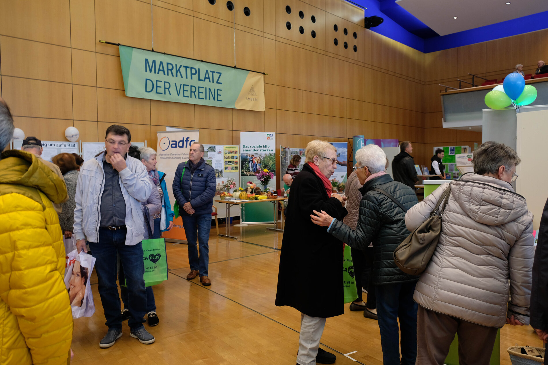 Das Foto zeigt Leute vor Ständen beim 50plus Fit und Aktiv Tag