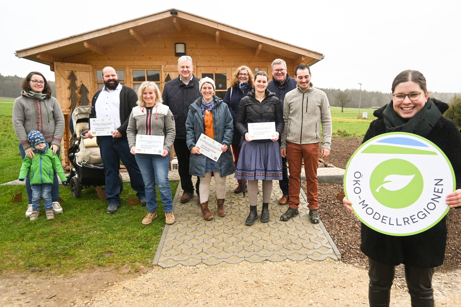Auf dem Bild sind die geförderten Projektträger sowie Annika Rauch von der Öko-Modellregion AS/AM, Oberbürgermeister Michael Cerny, Kerstin Walch vom Amt für ländliche Entwicklung und Landrat Richard Reisinger zu sehen.