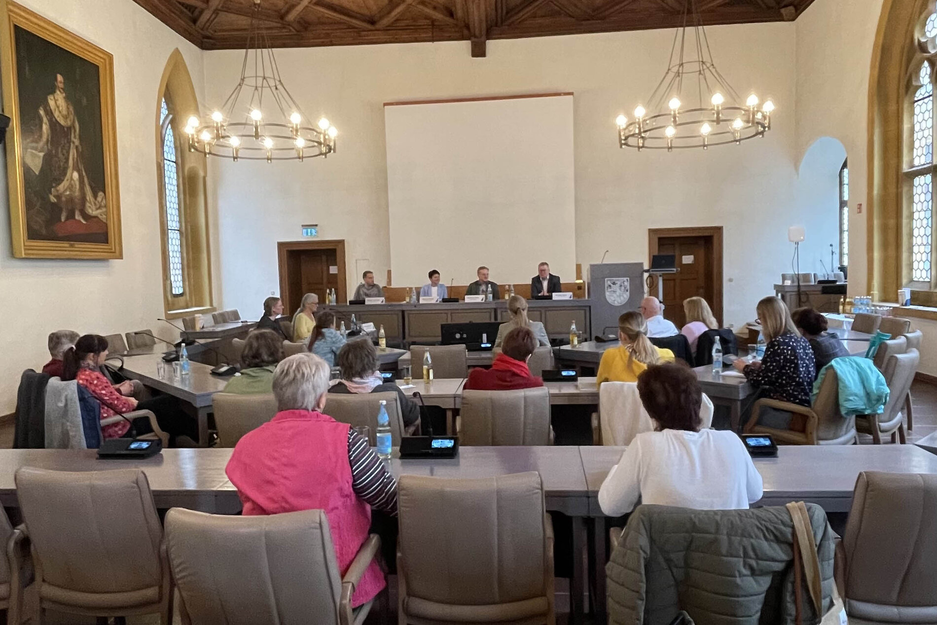 Auf dem Bild sieht man die Teilnehmerinnen und Teilnehmer an der Schulung im Großen Rathaussaal