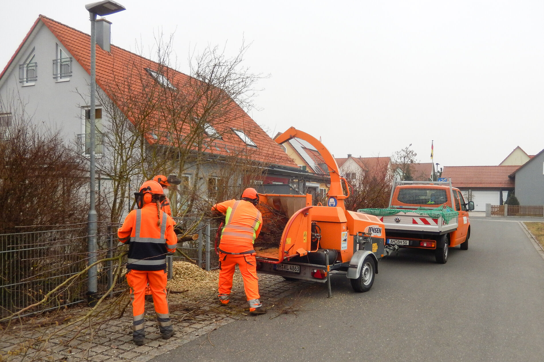 Mitarbeiter der Stadtgärtnerei häckseln Baumschnitt